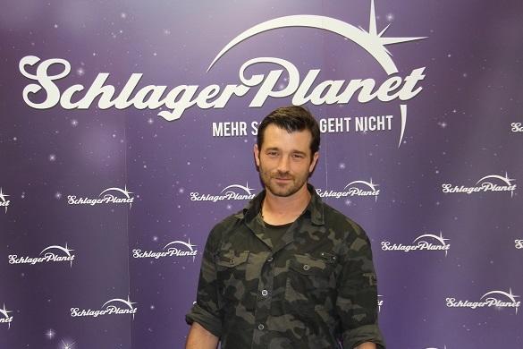 Achim Petry war zum Interview zu Gast bei SchlagerPlanet. Er brachte nicht nur jede Menge gute Laune, sondern auch jede Menge News mit. Achim Petry Interview