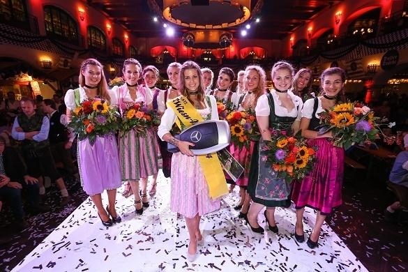 Stephanie (28) aus München ist das tz-Wiesn-Madl 2014. Sie setzte sich gegen 11 weitere Kandidatinnen durch. tz-Wiesn-Madl Wahl, Wiesnzelt am Stiglmaierplatz, Kandidatinnen, Gewinnerin