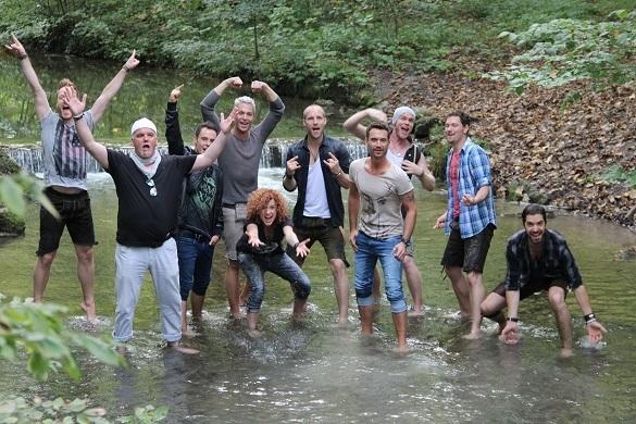 Für die Ankündigung der „Das Fest der Feste“-Tour 2015 posierte Florian Silbereisen mit seinen Gästen im Münchener Eisbach. Fest der Feste, Florian Silbereisen, DJ Ötzi , voXXclub, Lucy No Angels
