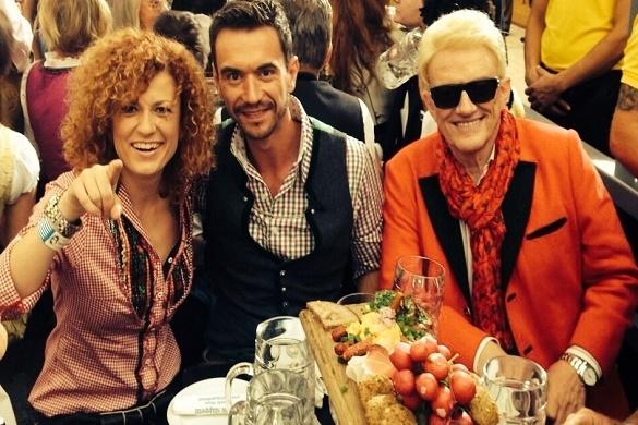 Lucy trägt auf der Wiesn Lederhosn und empfiehlt zu späterer Stunde des Schützenzelt zum Feiern. Lucy, No Angels, München, Fest der Feste, Oktoberfest