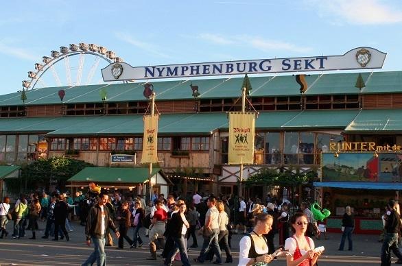 Wein auf der Wiesn ist nichts ungewöhnliches. Das Weinzelt ist eines der beliebtesten Wiesnzelte der Stars. Wiesnzelt 2016 Weinzelt