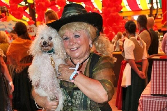 Rosi Jacob trauert um ihren Hund Snoopy, der bei einem Unfall ums Leben kam. Rosi Jacob Pudel Snoopy