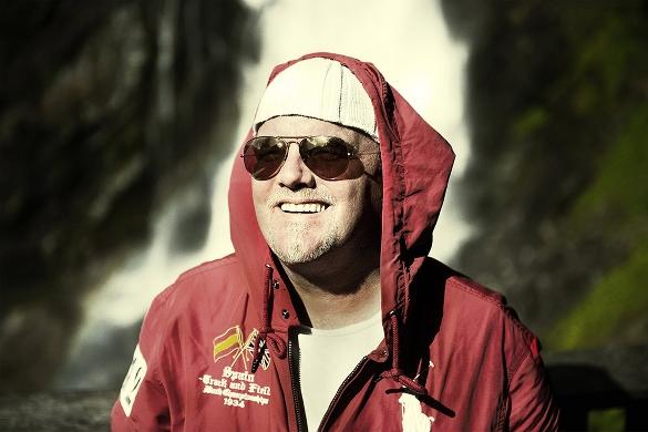 Auch die Flaggen auf seiner Jacke zeigen es an. Der Erfolg von DJ Ötzi begrenzt sich nicht nur auf Deutschland und Österreich. Internationale Erfolge Schlagerstars