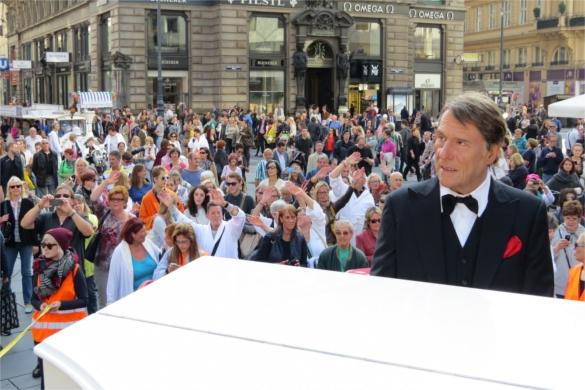 Die Frottee-Parade der weißen Bademäntel führte durch die Wiener Innenstadt. Udo Jürgens Geburtstag Demo Bademantel Parade