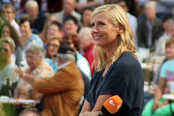 Auch einer Andrea Kiewel fällt ein Abschied nicht leicht. ZDF-Fernsehgarten 2014 Höhepunkte