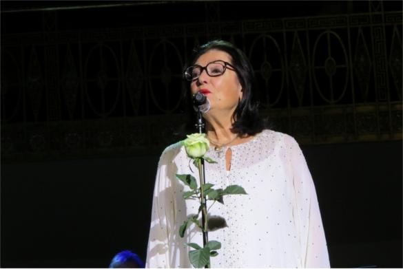 Nana Mouskouri ganz in weiß. Nana Mouskouri Wien Konzerthaus