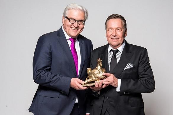Roland Kaiser bekam die Goldene Henne für sein Lebenswerk von Außenminister Frank-Walter Steinmeier überreicht. Goldene Henne 2014