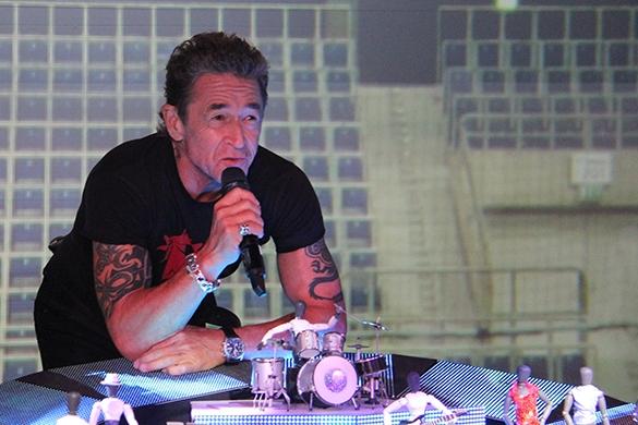 Peter Maffay ist sehr begeistert von seinem Bühnen-Konzept und erklärt mit viel Hingabe. Peter Maffay Tour Konzept