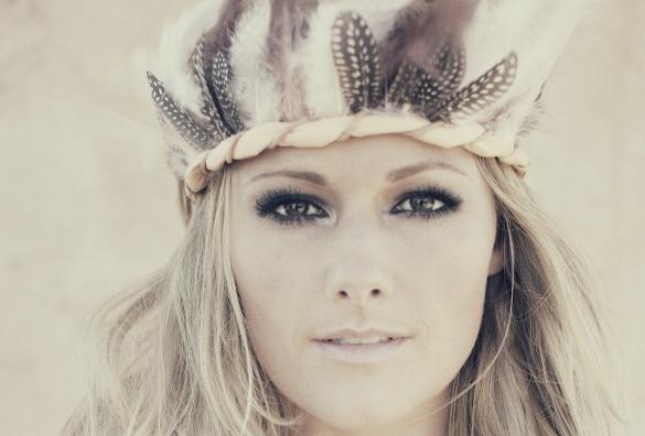 Über Helene Fischer wird schon lange viel geredet - und jetzt auch geschrieben: Gleich zwei Biografien erscheinen diesen Monat. Helene Fischer Biografie Buch Karriere