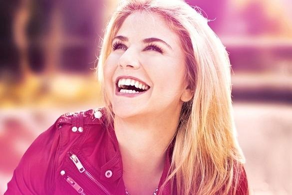 Die bezaubernde Beatrice Egli veröffentlicht heute ihr neues Album „Bis hierher und viel weiter“. Beatrice Egli