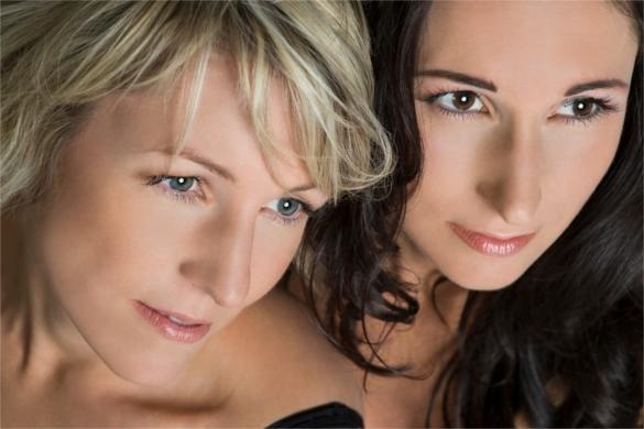 Alexandra (links) und Anita Hofmann freuen sich auf Eure Likes im Netz. Geschwister Hofmann Homepage