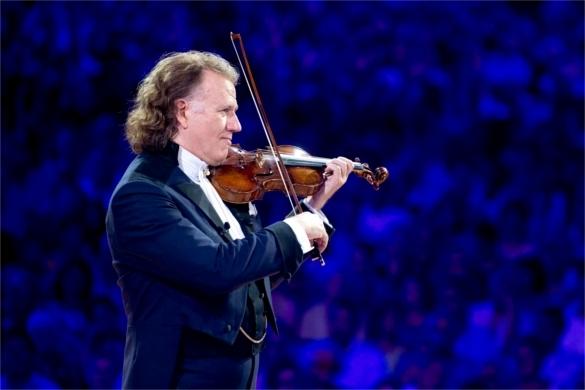 André Rieu verzaubert mit der Geige vom ersten Ton an. André Rieu Jubiläumskonzert