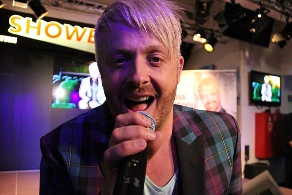 Gut gelaunt und in schicken Schottenmuster-Anzug präsentierte Ross sein neues Album. Ross Antony Autogramm-Stunde