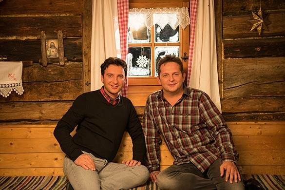 Deutschlands derzeit erfolgreichstes Schlagerduo Fantasy lädt auch unterm Tannenbaum zum Träumen und Tanzbeinschwingen ein. Weihnachten mit Fantasy Album