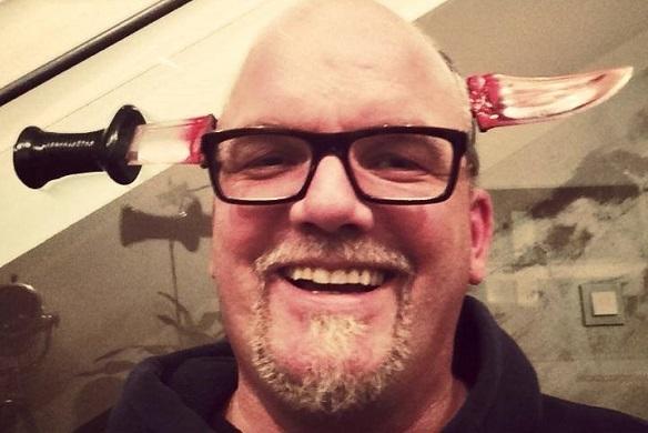 Aua, das sieht schmerzhaft aus: DJ Ötzi hat ein Messer im Kopf - natürlich nur zu Halloween! DJ Ötzi