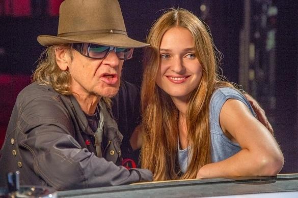 Die Protagonisten Udo Lindenberg und Josephin Busch sprechen mit Zeitzeugen über den Mauerfall am 9. November 1989. Udo Lindenberg