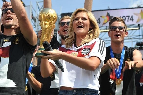 Helene Fischer ist bekennender Fußball- und BVB-Fan. Auf der Weltmeister-Feier sang sie für die Nationalmannschaft. Helene Fischer BVB Fußball