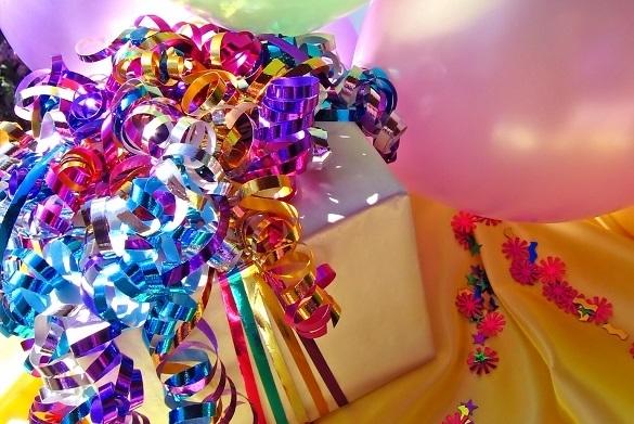 Geburtstage mag eigentlich jeder gerne: Es gibt Geschenke, Kuchen und es wird auch immer ein kleines Ständchen gesungen. Lieder zum Geburtstag