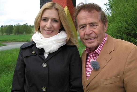 Stefanie Hertel war erst zehn. Gemeinsam mit ihrem Vater Eberhard schildert sie ihre Eindrücke von 1989. Mit dabei: Veronika Fischer, Wolfgang Stumph und weitere. Stefanie Hertel Mauerfall TV