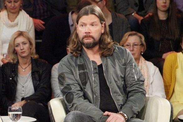 Sonst kennt man ihn als gut gelaunten Spaßvogel bei The Voice of Germany. Doch Rea Garvey hat auch eine andere Seite. Rea Garvey Markus Lanz