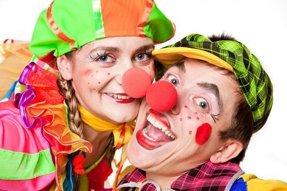Karneval ist in Deutschland die fünfte Jahreszeit. Auf den Straßen treiben Jecken ihr Unwesen und bei den Umzügen haben Groß und Klein jede Menge Spaß. Karneval 2016
