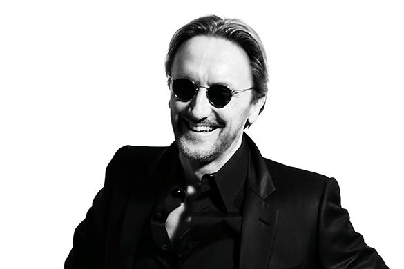 Mit 18, Sexy, Geiler is' schon, Freiheit … unzählige Hit-Klassiker lieferte der Sänger in über 25 Jahren. Doch das erfolgreichste waren und sind Westernhagens Alben. Marius Müller-Westernhagen CDs Alben