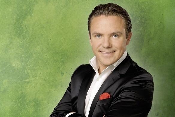 Im Rahmen der Show „Immer wieder Weihnacht“ zeigt sich Stefan Mross als Gastgeber und Musiker. Stefan Mross Immer wieder Weihnacht