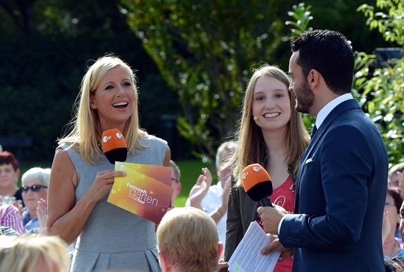 Andrea Kiewel moderierte die heutige Sendung mit Giovanni Zarella. ZDF-Fernsehgarten Meran Moderatoren