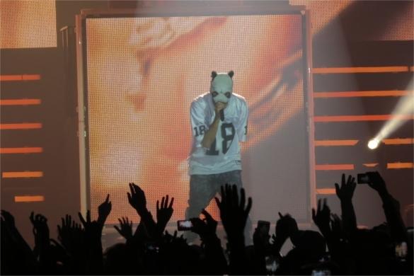 Panda-Masken-Träger Cro hat gestern 10.000 Zuschauer in der Wiener Stadthalle begeistert. Cro Wiener Stadthalle Fans