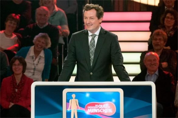 Einer unserer Lieblingsquizonkel: Dr. Eckart von Hirschhausen begrüßt Barbara Schöneberger. Das Fantastische Quiz des Menschen