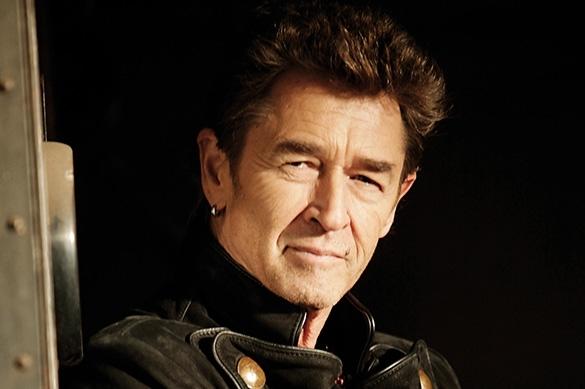 In die Politik will er selbst nicht gehen, der Kirche hat er den Rücken gekehrt, dennoch hat Peter Maffay eine klare Meinung. Peter Maffay Politik Kirche