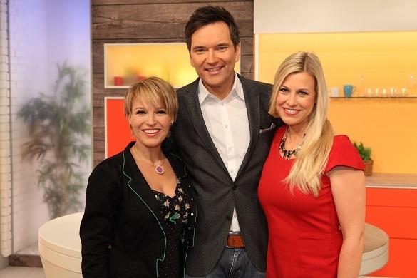 Im wöchentlichen Wechsel laden Andrea Ballschuh, Ingo Nommsen und Nadine Krüger Prominente zum Frühstück ein. Volle Kanne Max Raabe