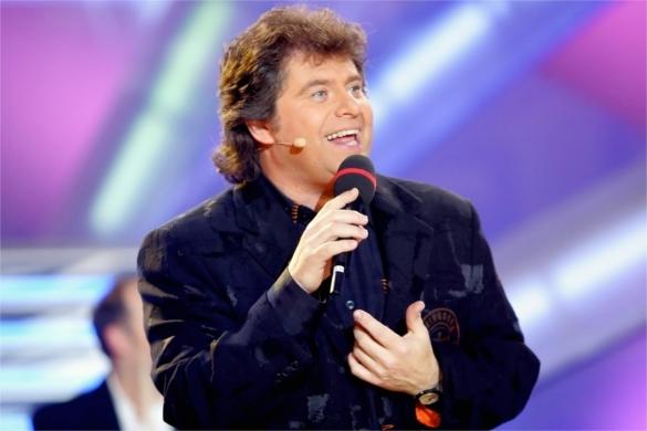 Andy Borg kann mit lustigen Weihnachtssongs den Advent versüßen. Auch besinnliche Lieder hat er im Repertoire. Andy Borg Weihnachten Advent