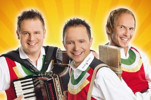 Die Jungen Zillertaler zeigen sich auf der Bühne gerne traditionell. In ihrer Freizeit greifen sie aber auch gerne zu ausgefallener Kleidung. Die Jungen Zillertaler Styling