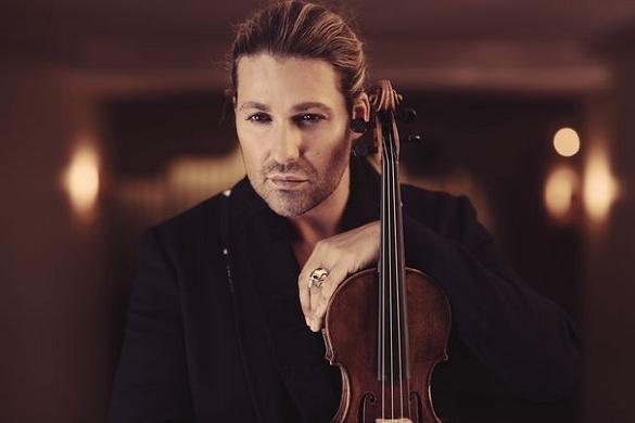 David Garrett hat in New York einen kleinen weißen Weihnachtsbaum zum Einstecken stehen. David Garrett Weihnachten