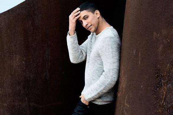 Andreas Bourani überzeugt mit unaufgeregtem Styling. Meist trägt er Jeans und Shirt. Andreas Bourani Styling