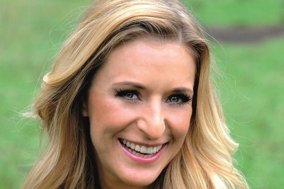 Stefanie Hertel freut sich, dass sie noch heute mit ihrem Trabi fahren kann. Stefanie Hertel Trabi