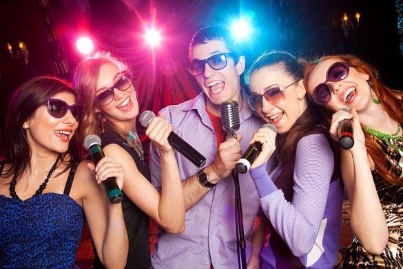Karaoke ist der Hit auf vielen Partys. Karaokebars Deutschland
