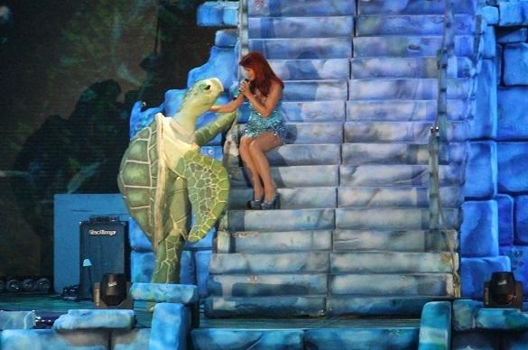 Andrea Berg hatte bei ihrer Bühnenshow ihr ganz persönliches Maskottchen mit dabei – Schildkröte Sushi. Andrea Berg Atlantis Live