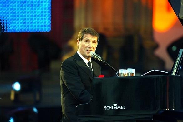 Mitten im Leben, das aktuelle Album von Udo Jürgens erhielt eine Goldene Schallplatte. Udo Jürgens Goldene Schallplatte Mitten im Leben