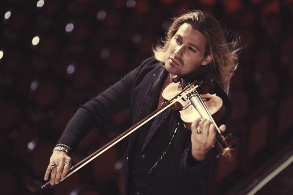 Im RBB läuft an Heiligabend die Sendung „Fröhliche Weihnacht überall“. Unter anderem tragen David Garrett und Helene Fischer weihnachtliche Klänge vor. David Garrett RBB