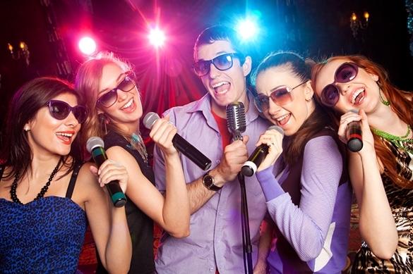 Wenn der Alkohol gut fließt, dann singen Viele Karaoke. Texte und Lieder liefern die Karaoke-Maschinen und -Spiele. Mit bestimmten Programmen kann man sich aber auch eine eigene Karaoke Version erstellen. Karaoke Songs