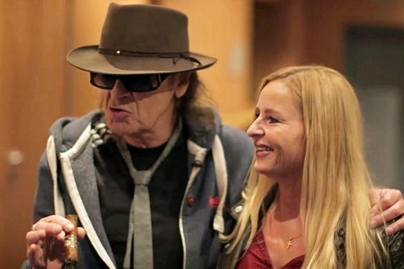 Ein Mann klarer Worte und ein Star zum Anfassen: So präsentiert sich Udo Lindenberg auch auf seiner Fahrt durch den Osten – 25 Jahre danach. Udo Lindenberg Panik Osten