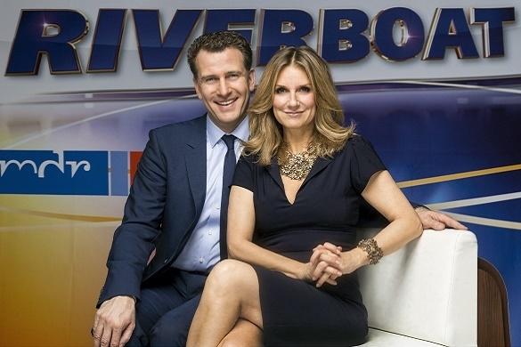 In gemütlicher Runde begrüßen René Kindermann und Kim Fisher heute Abend auch Roland Kaiser. Riverboat MDR