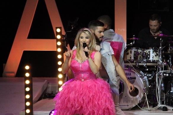 Beatrice Egli weiß ihre Fans zu begeistern. Mit emotionalen Songs und vielen Anekdoten überzeugt sie das Publikum bei ihren Konzerten. Beatrice Egli Konzert Hamburg