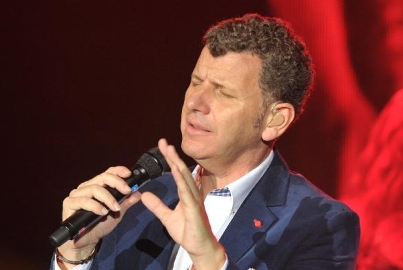 Die Fans lieben ihn für seine sanfte Stimme. Weltknuddeltag Kuschelsongs Schlager Liebeslieder