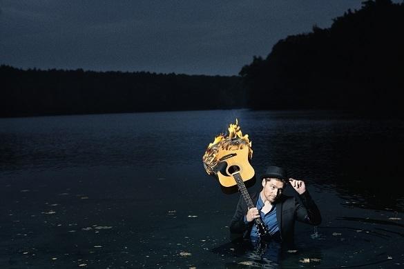 Johannes Oerding beweist auf seinen 12 Songs des neuen Albums viel Gefühl und brennende Leidenschaft für Musik. Neues Album Alles brennt Johannes Oerding