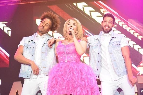 Mit ihrem zwei Tänzern sorgte Beatrice Egli für eine ausgelassene Bühnenshow. Beatrice Egli 2015