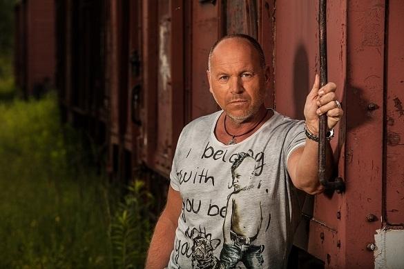 Olaf Henning hat sich für sein neues Album auch einen neuen Look verpasst. Olaf Henning Styling Frisur Outfit