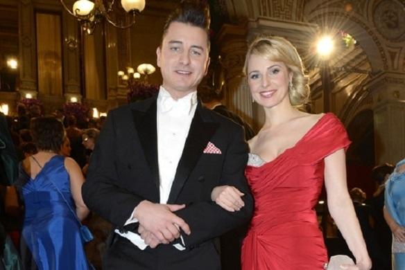 Sie lernten sich beim Fernsehen kennen, zeigen sich aber dennoch selten gemeinsam der Öffentlichkeit: Andreas Gabalier und Freundin Silvia Schneider. Andreas Gabalier Wiener Opernball